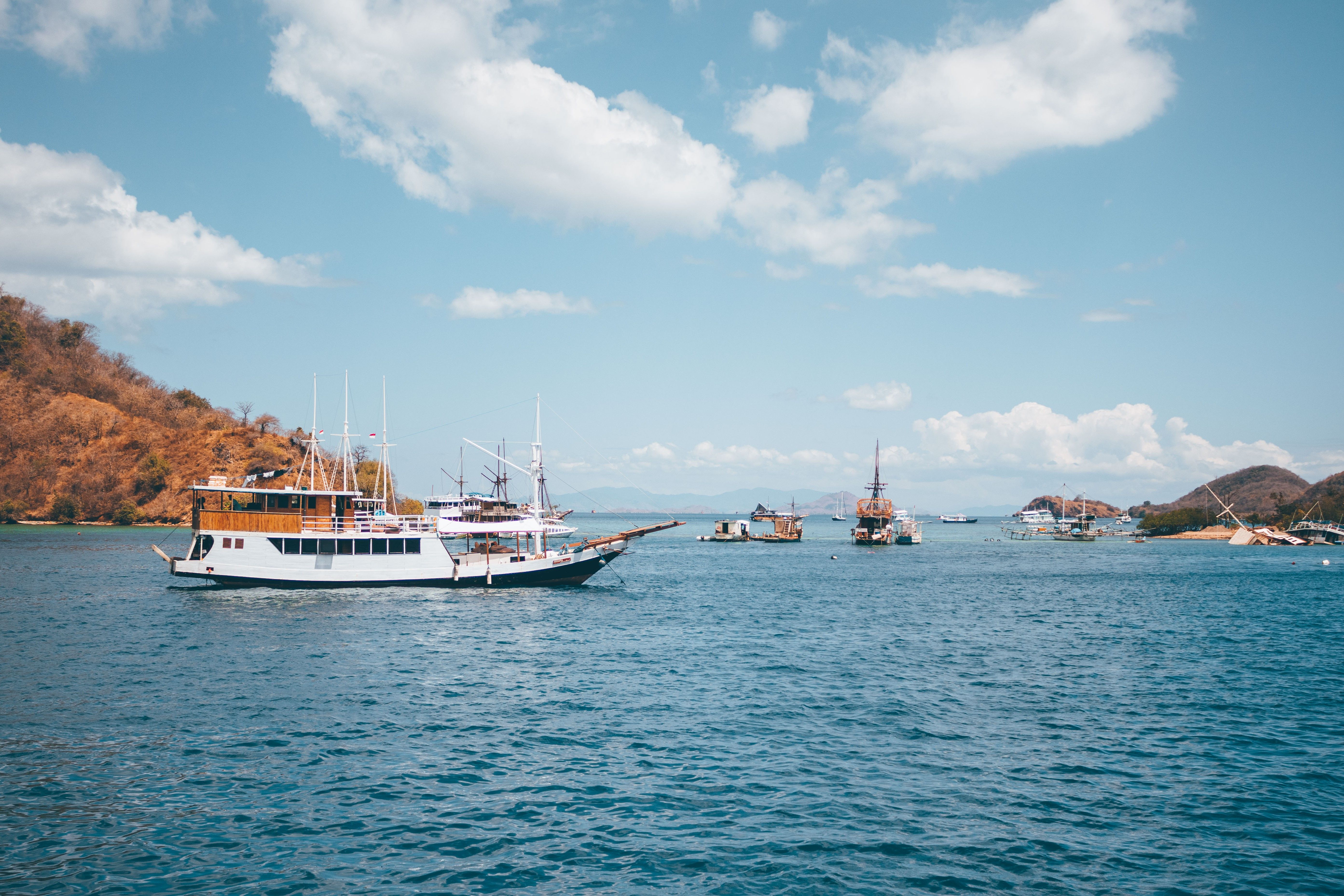 Velero phinisi tradicional indonesio navegando por Komodo en charter privado